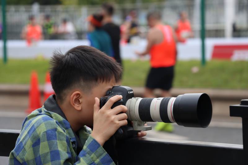 小摄影师捕捉精彩瞬间图片