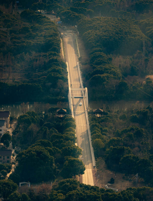 山间公路穿越森林图片