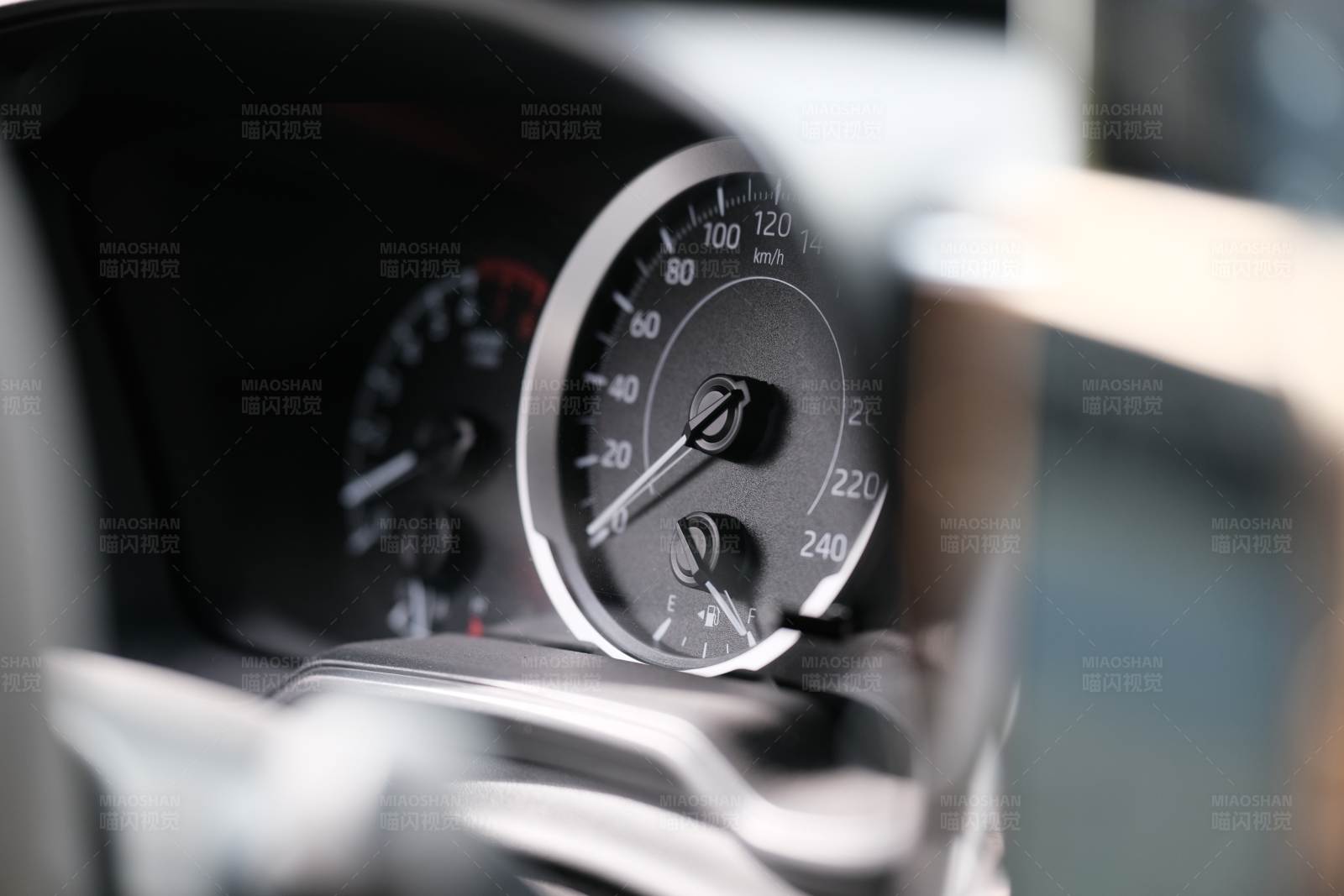汽车仪表盘特写图片