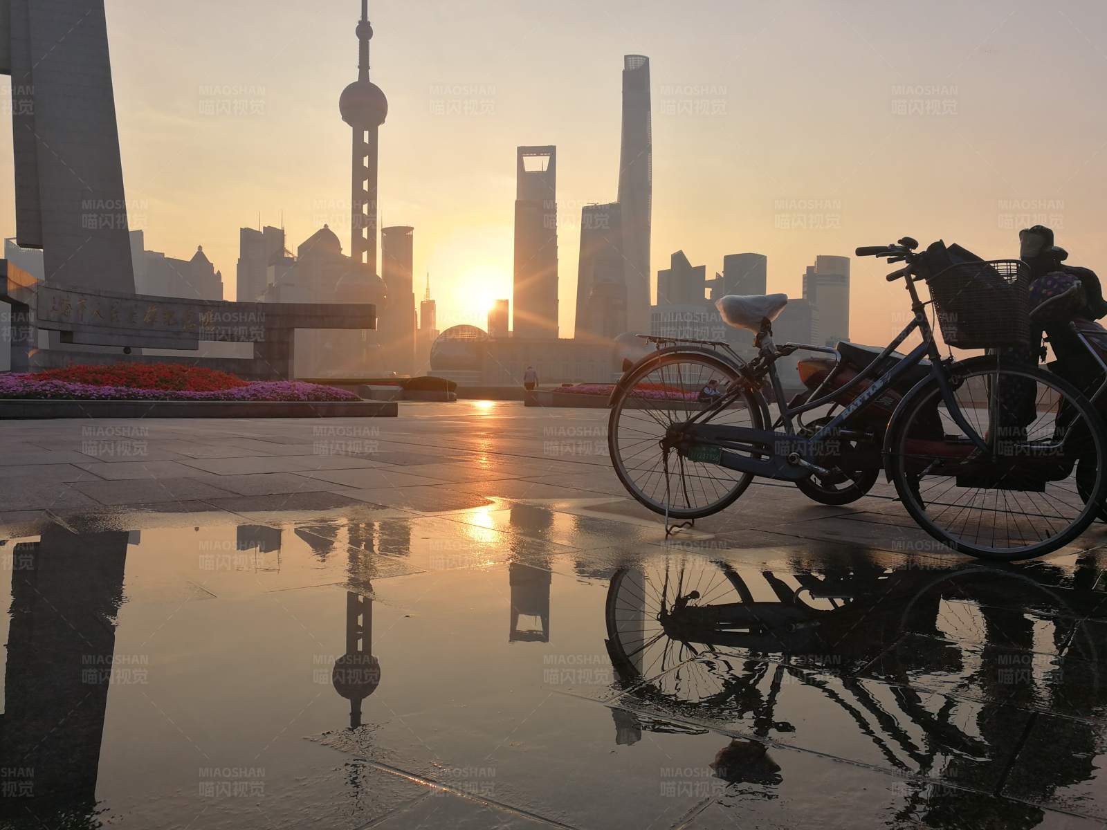 晨曦中的城市倒影图片