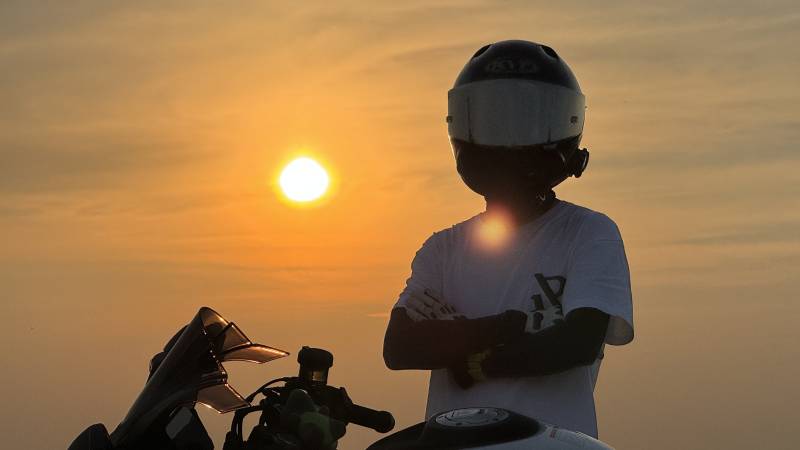 夕阳下的骑士剪影图片