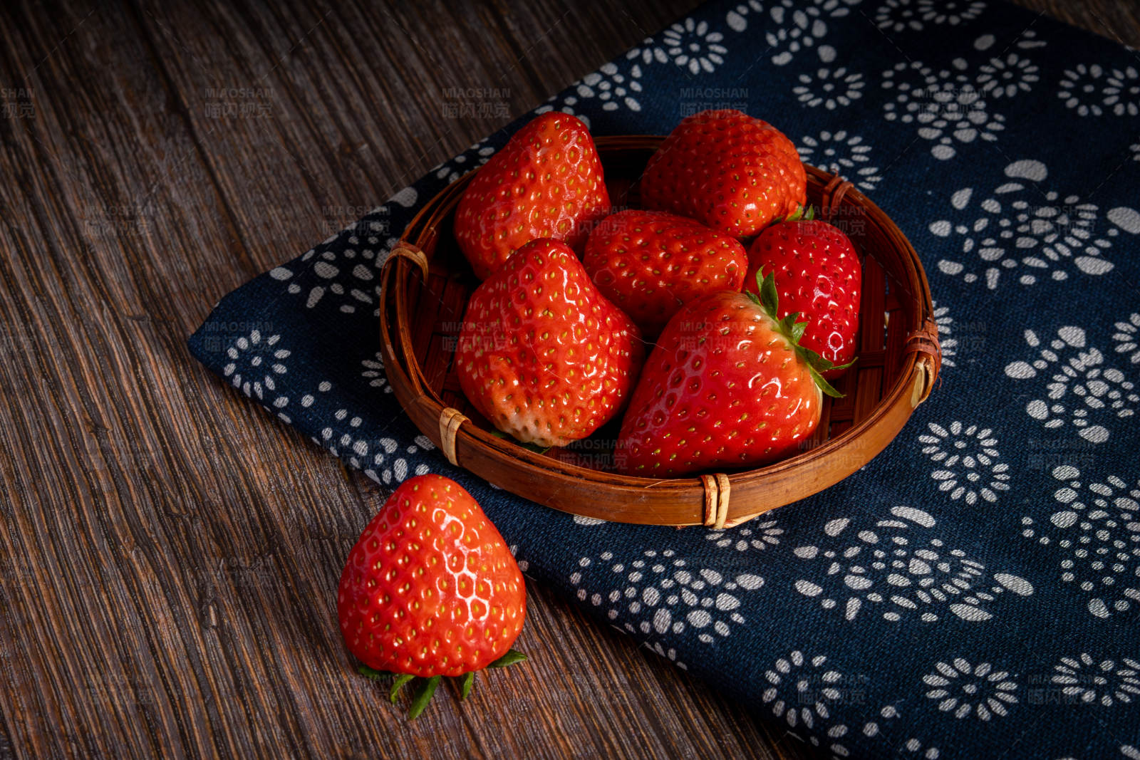 篮子里的草莓图片