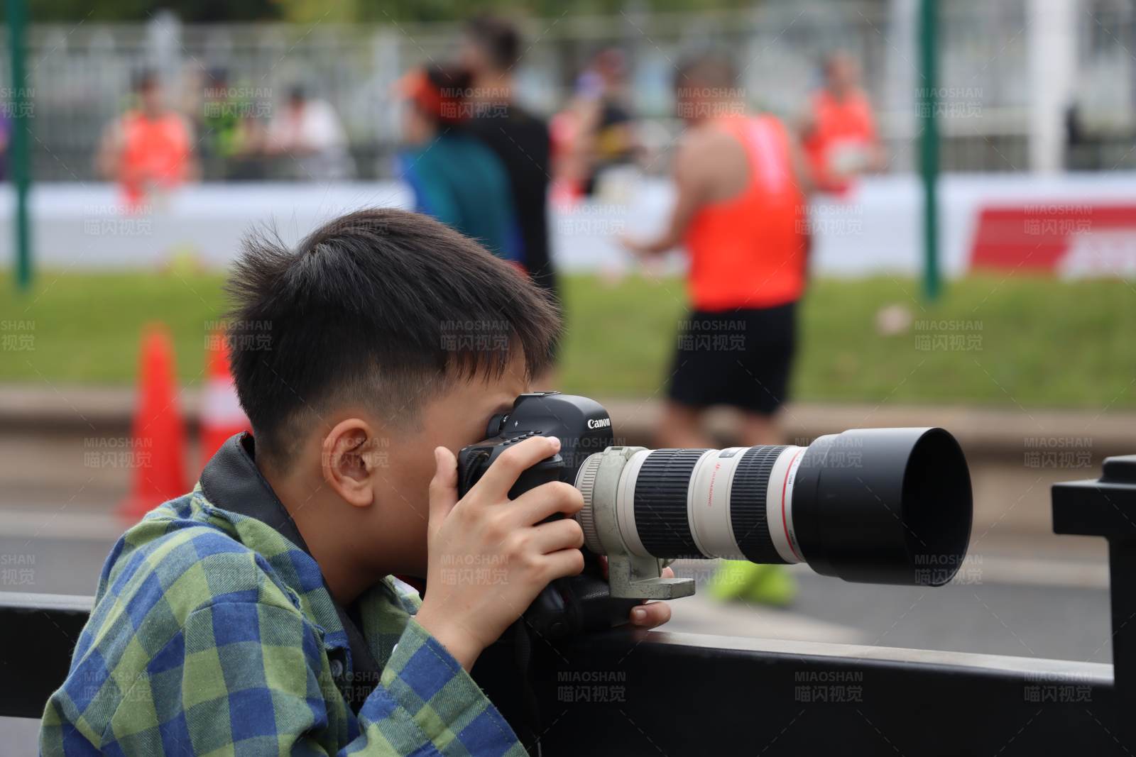 小摄影师捕捉精彩瞬间图片