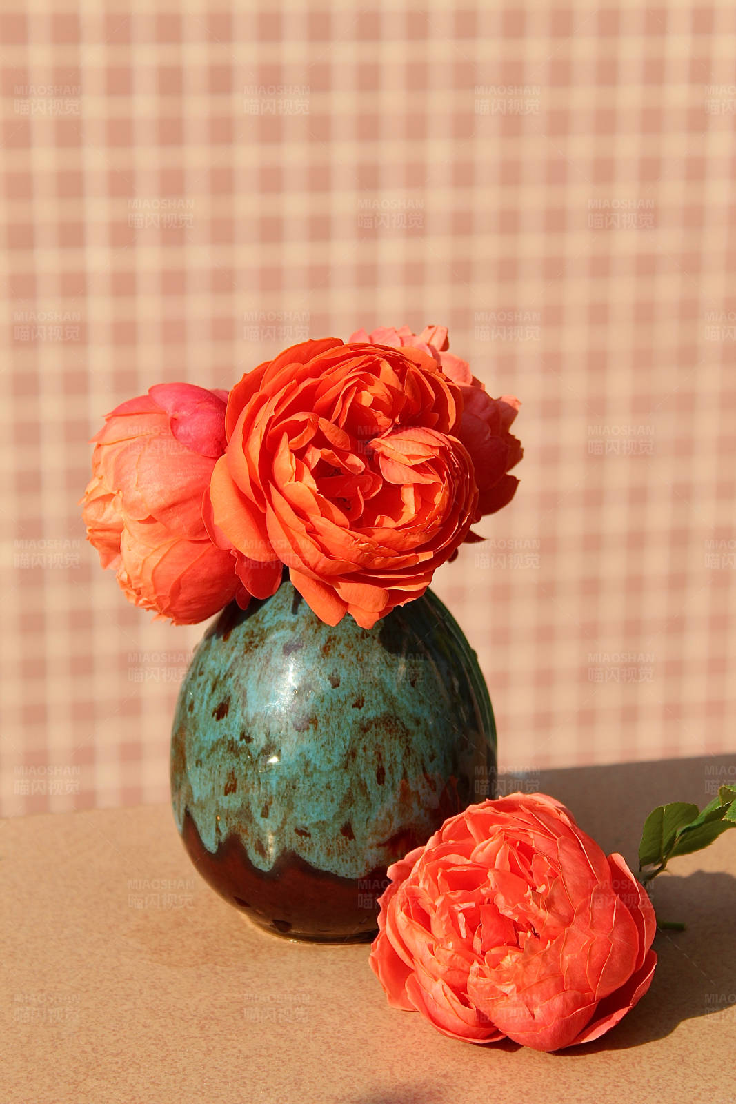 花瓶里的橙色玫瑰图片