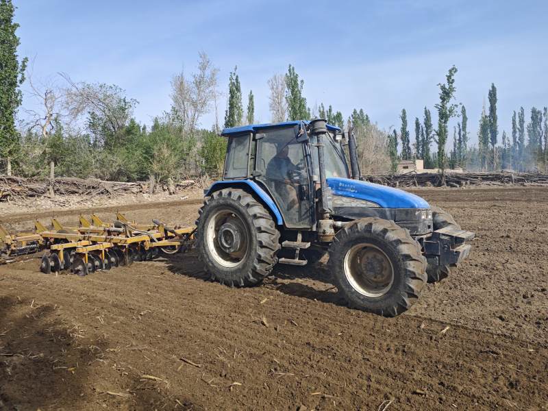 农田作业中的蓝色拖拉机图片