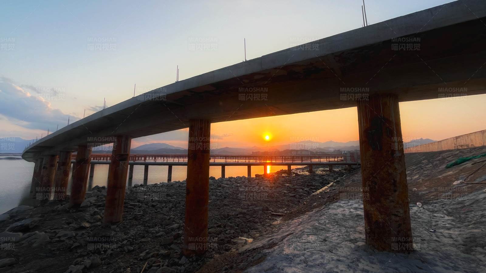 夕阳下的桥梁剪影图片