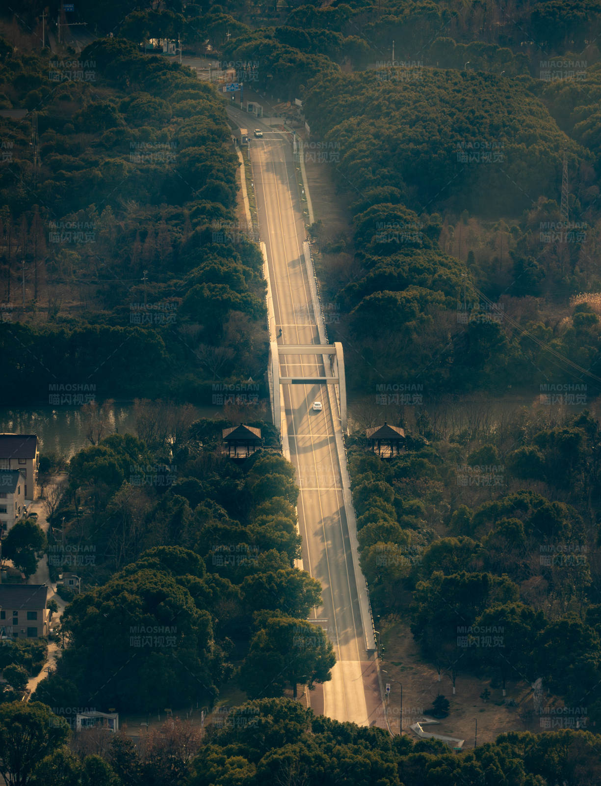 山间公路穿越森林图片