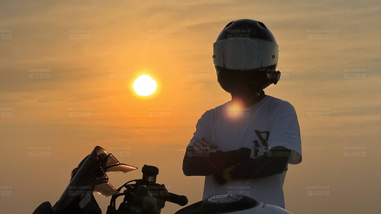 夕阳下的骑士剪影图片