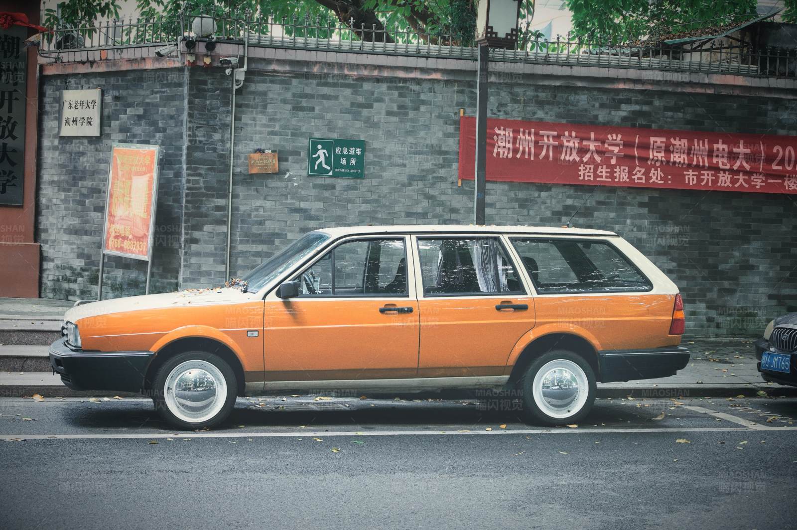 橙色经典旅行车图片