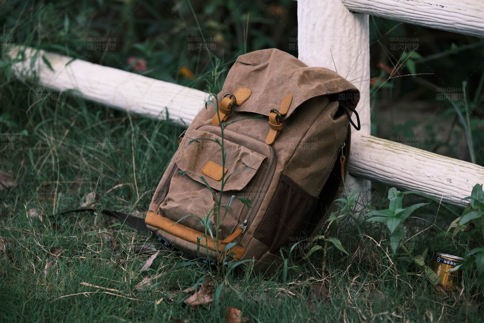 背包倚在木栅栏旁图片