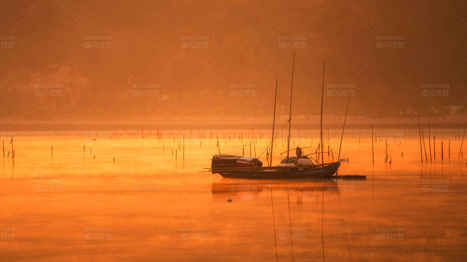 湖上孤舟夕阳映图片