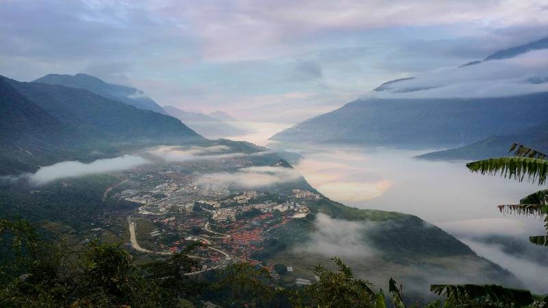 西藏墨脱山谷晨雾图片