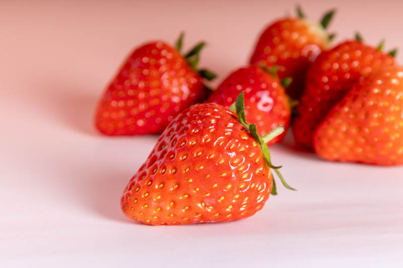 鲜红草莓甜美呈现图片