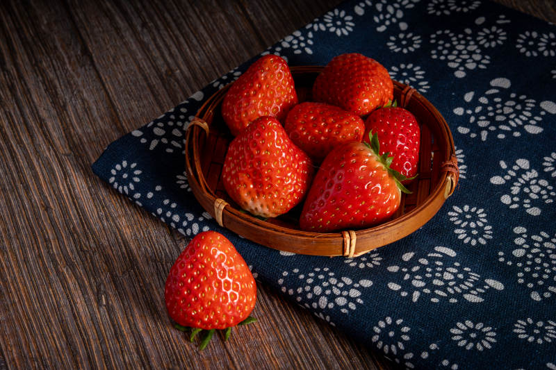 篮子里的草莓图片