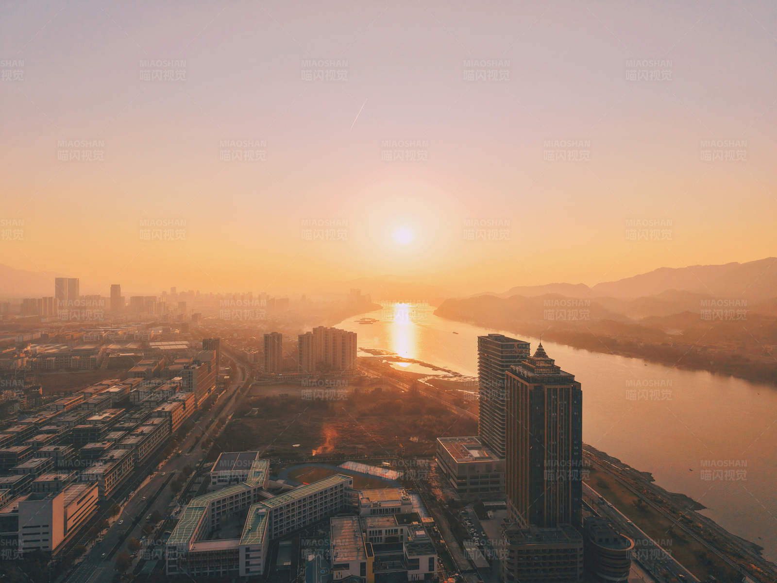 日落城市河景图片