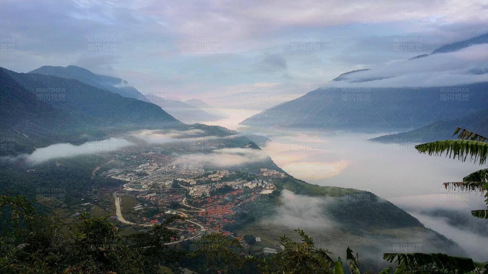 西藏墨脱山谷晨雾图片