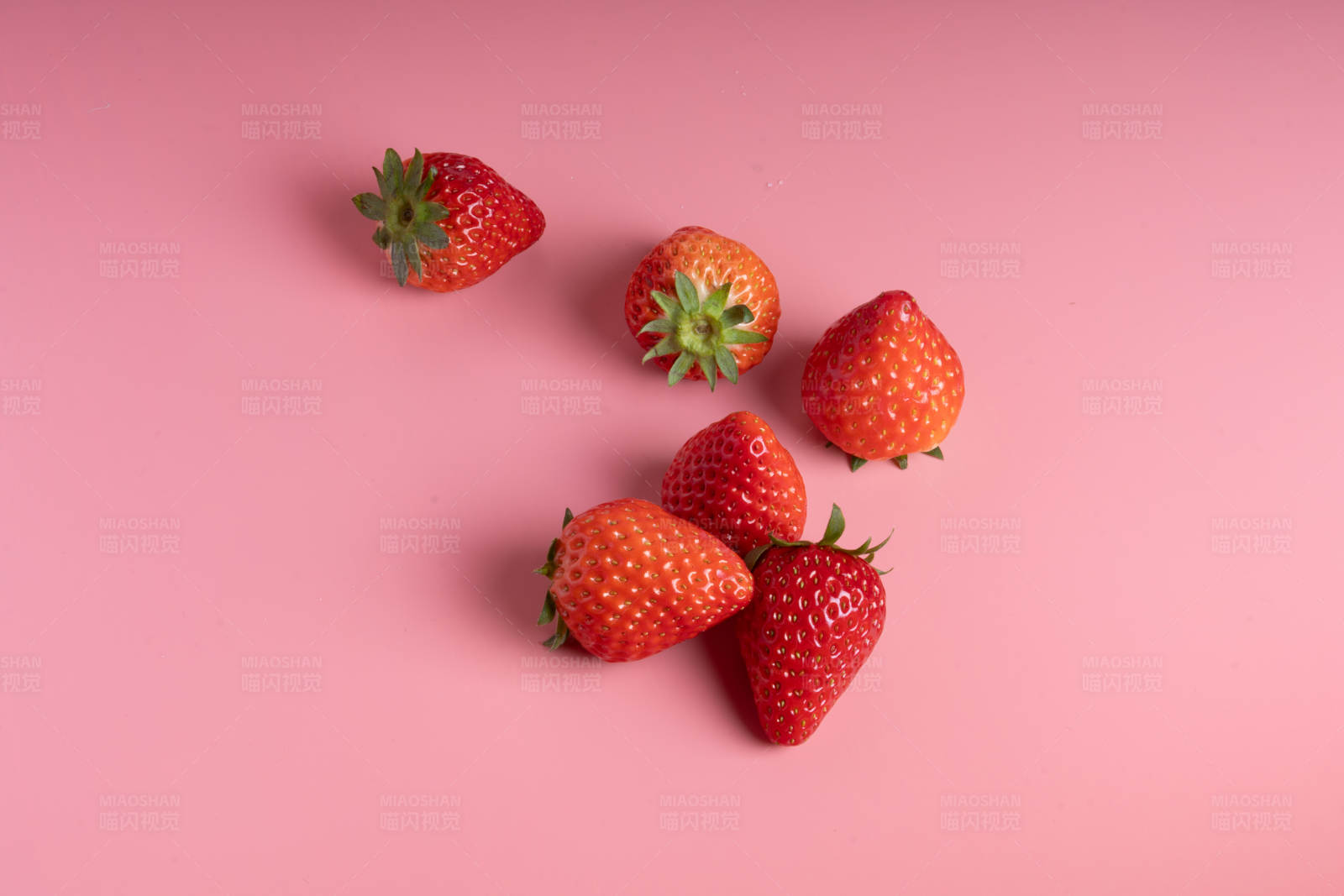 粉色背景上的草莓图片