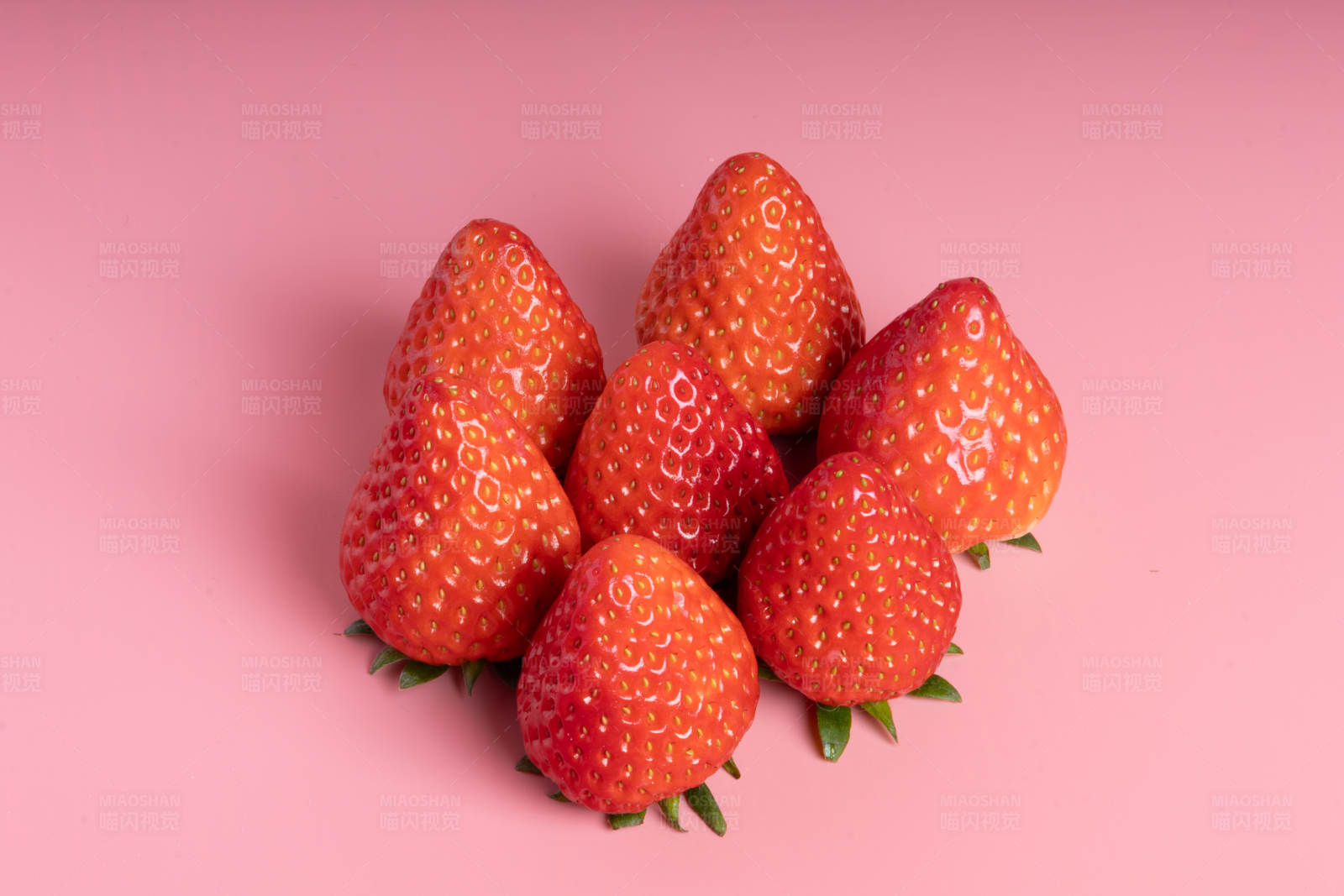 粉红背景上的草莓图片