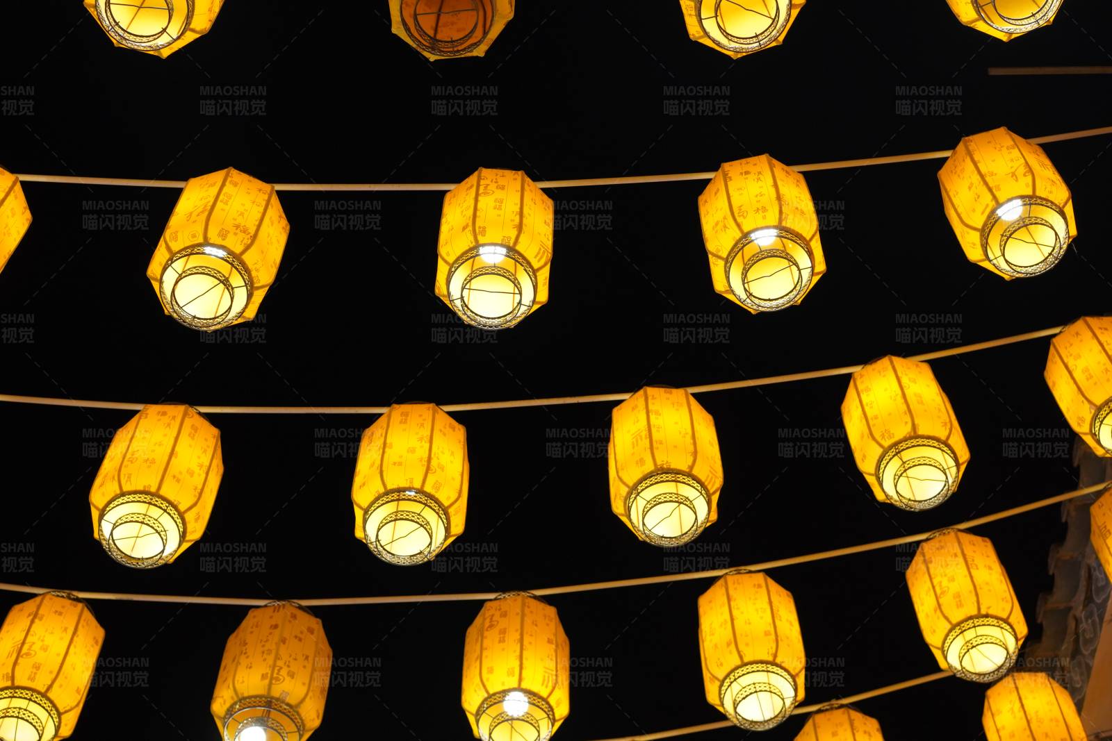 夜空中的灯笼串图片