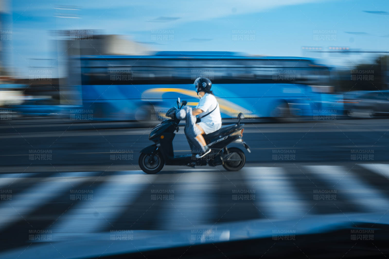 城市疾驰的电动滑板车图片