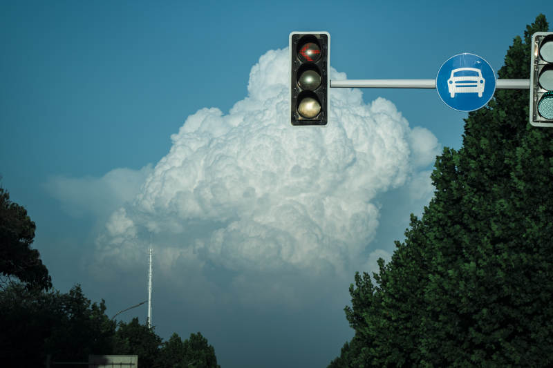 云层之上的红绿灯图片