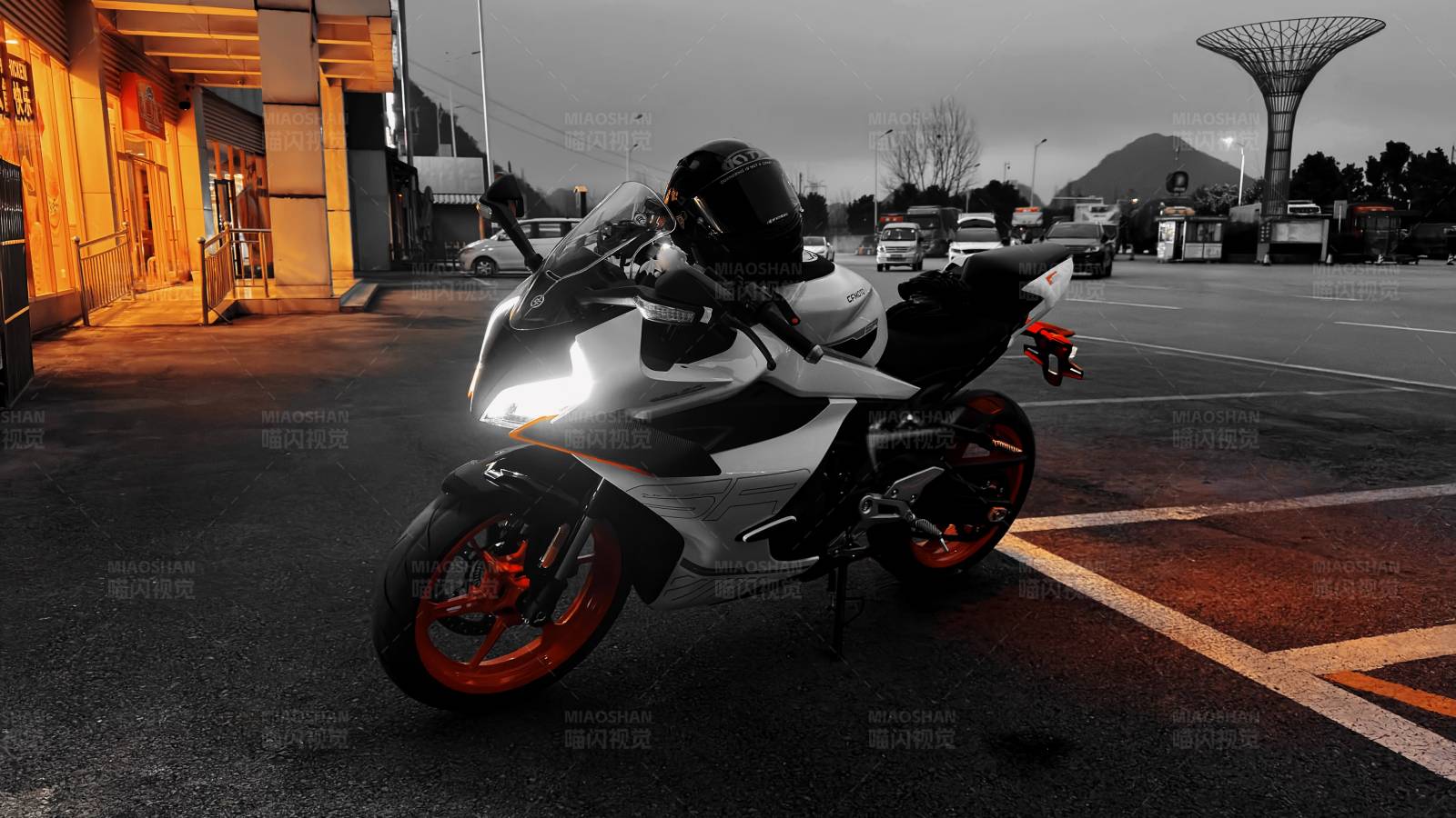 夜晚的摩托车图片