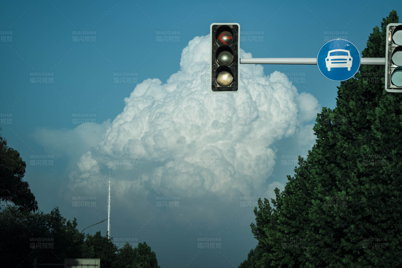 云层之上的红绿灯图片