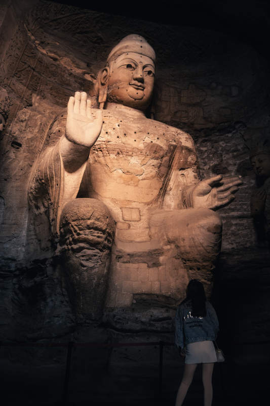 游客仰视巨大佛像图片