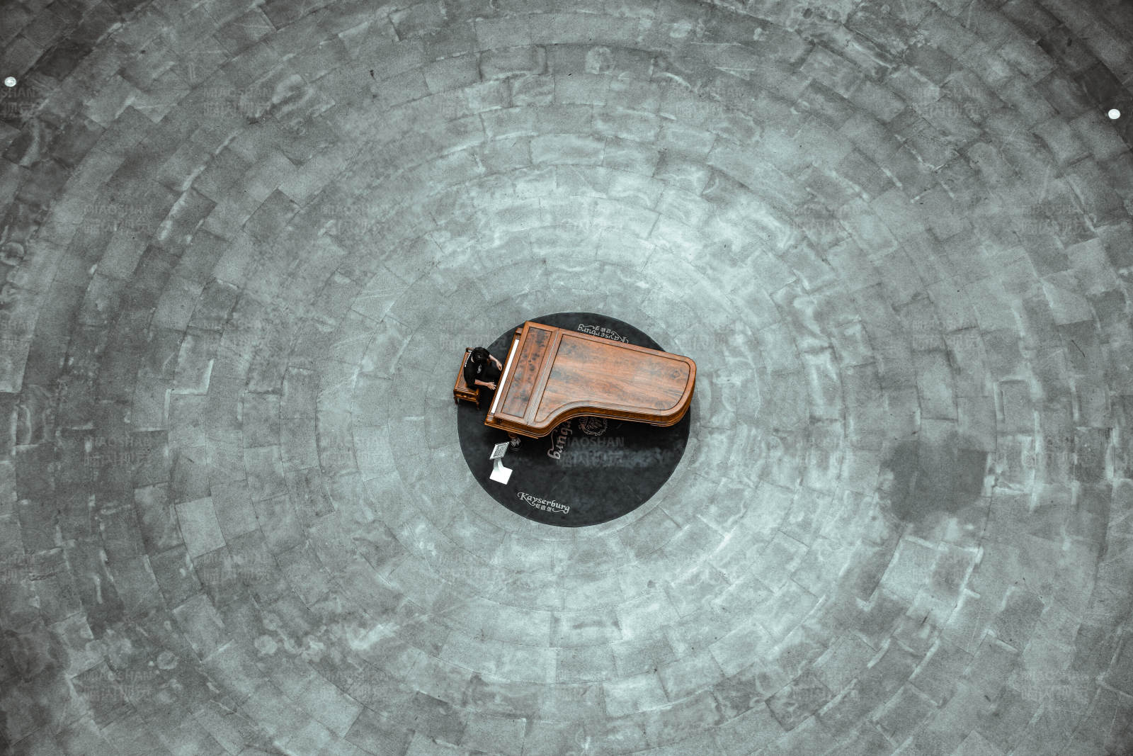 钢琴与圆形地板图片