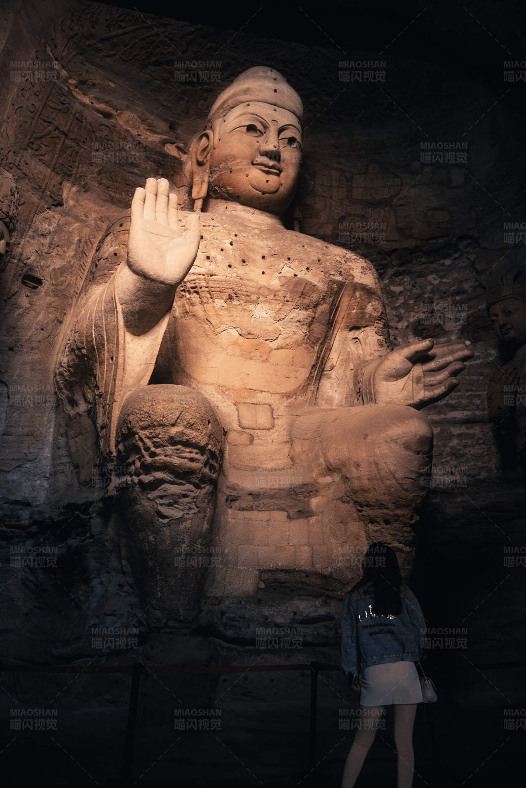 游客仰视巨大佛像图片