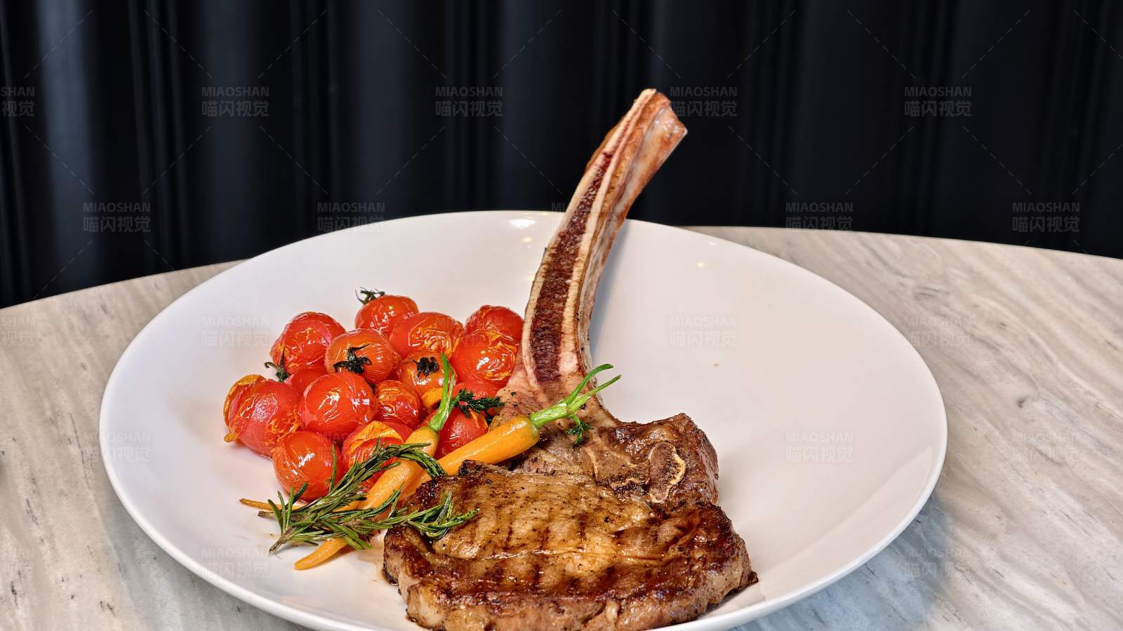 战斧牛排配樱桃番茄图片