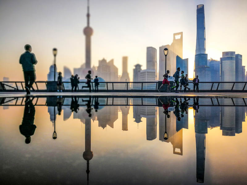 晨曦中的上海城市倒影图片