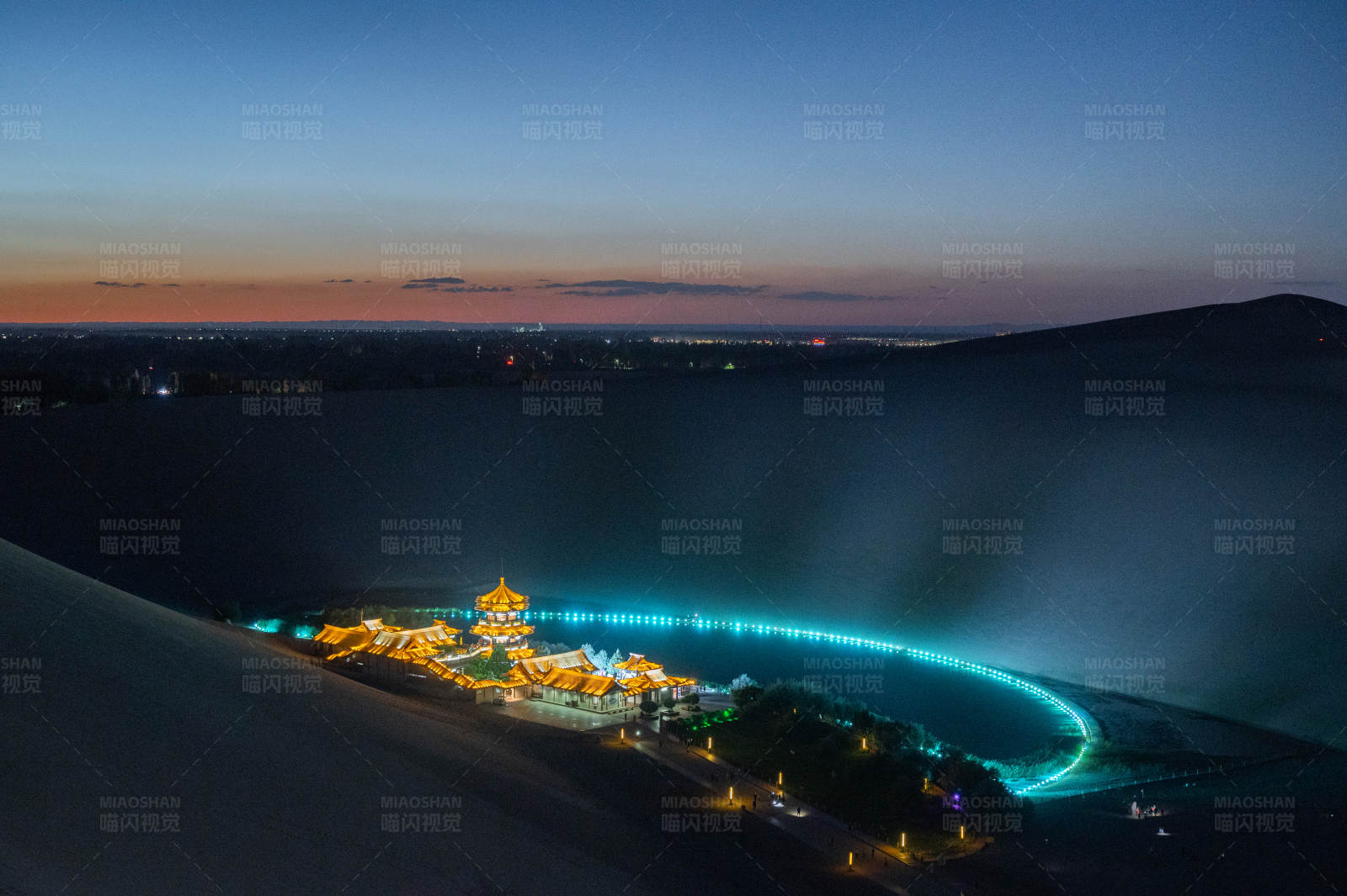 鸣沙山月牙泉图片