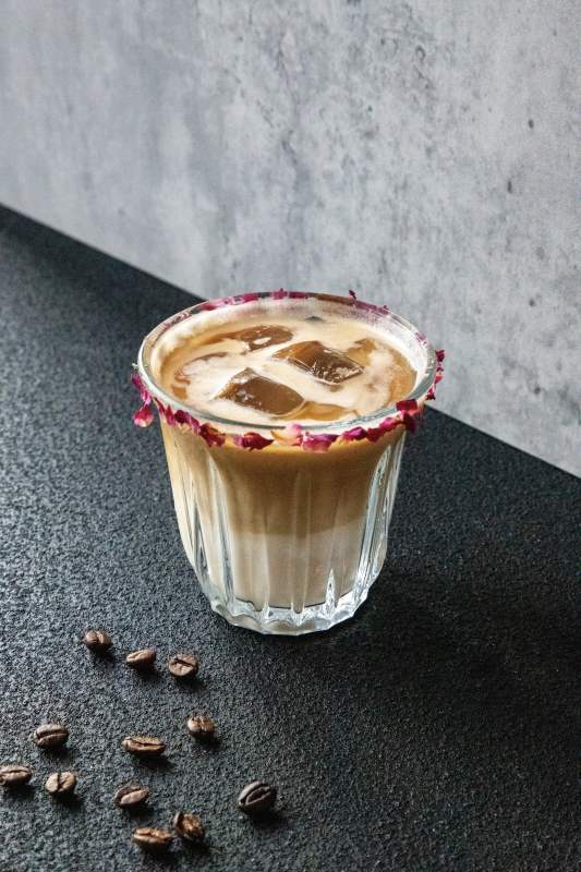 冰咖啡与玫瑰花瓣图片