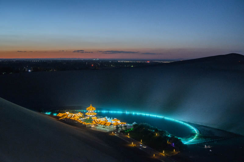 鸣沙山月牙泉图片