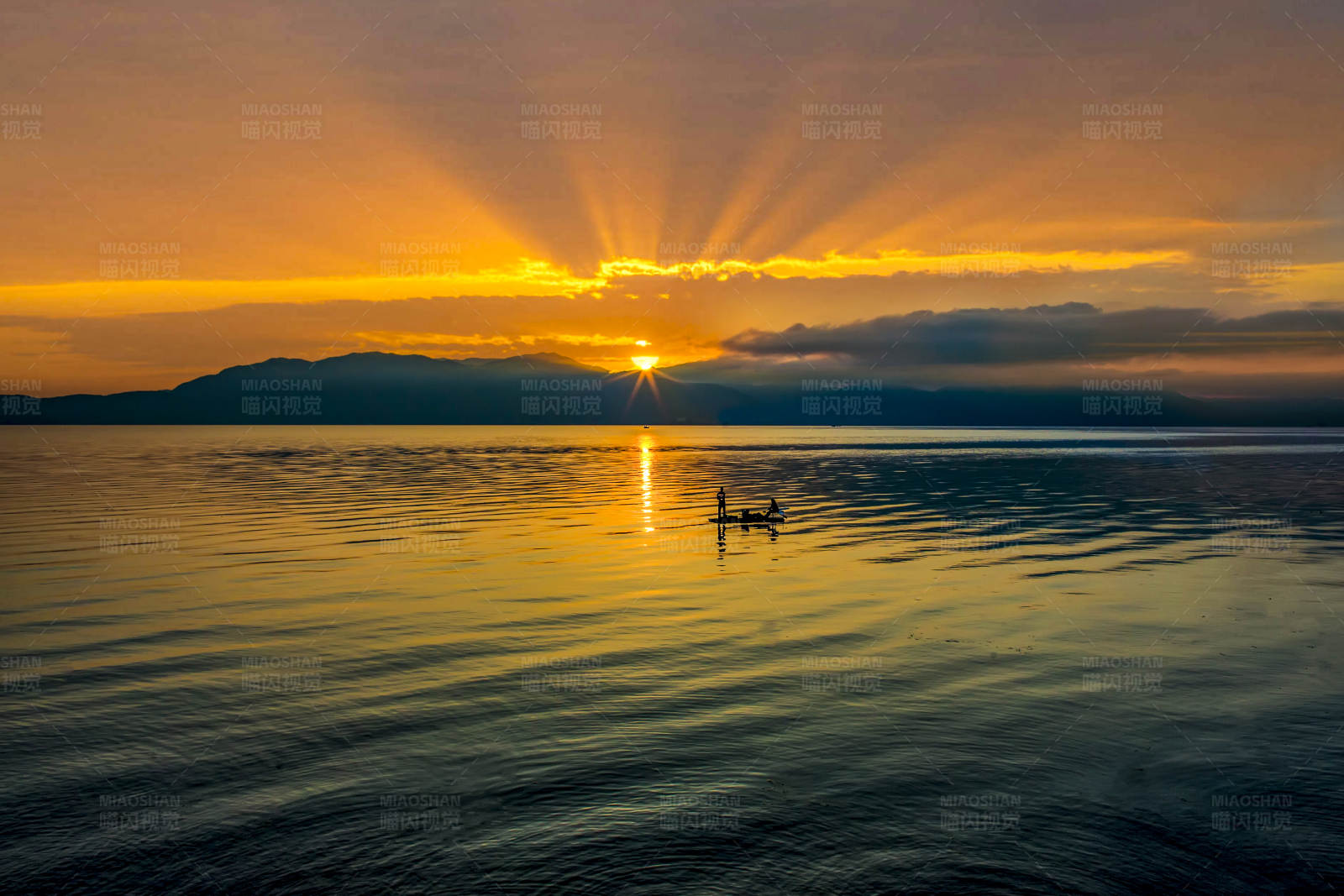 湖上日落独木舟图片