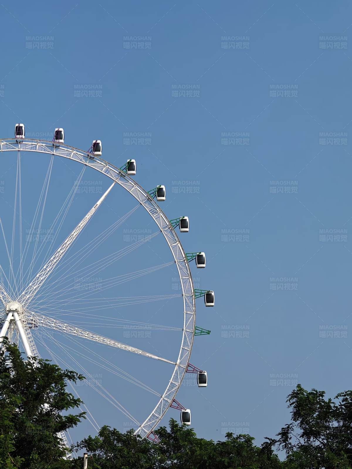 摩天轮与蓝天图片