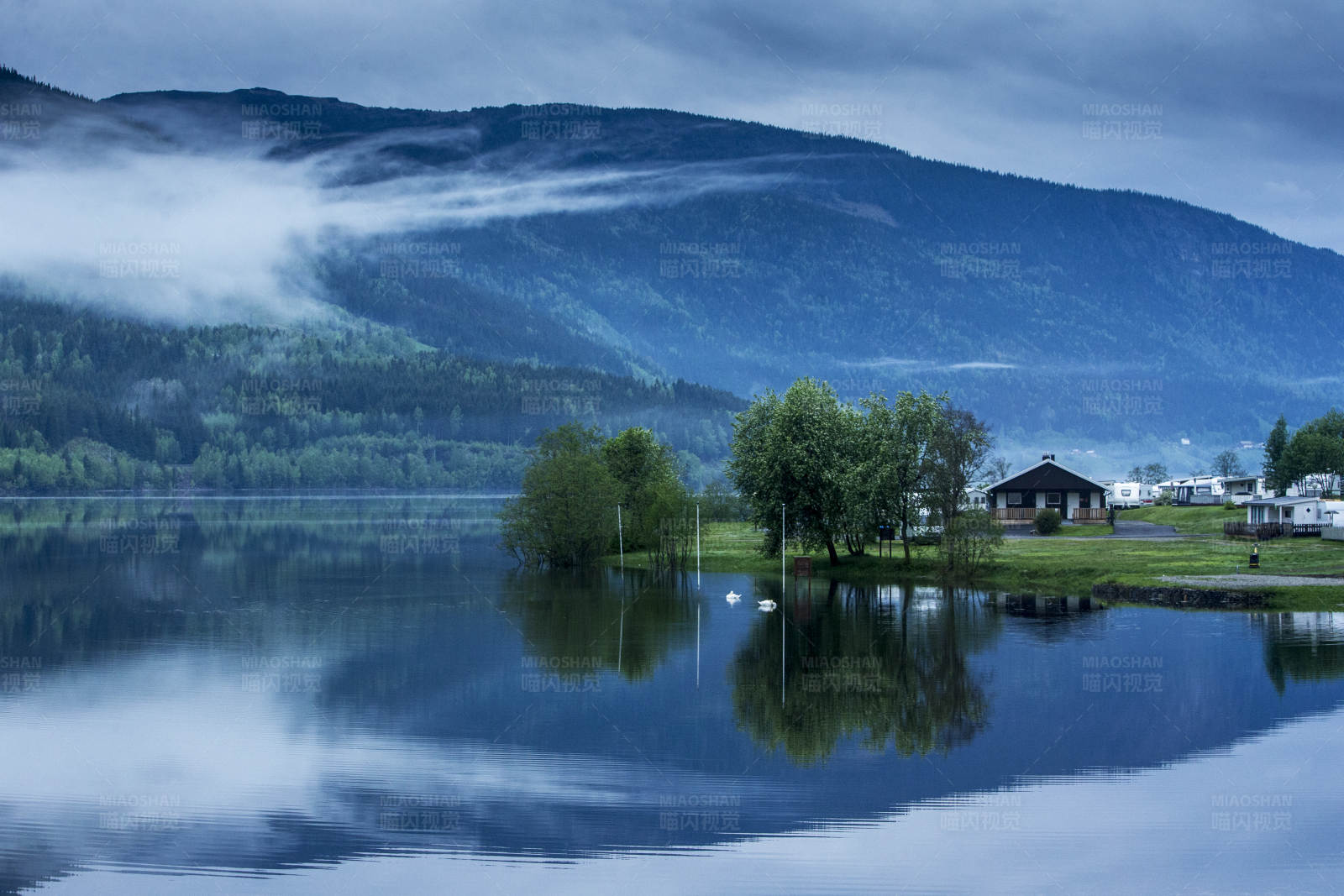 挪威湖光山色 宁静晨曦图片
