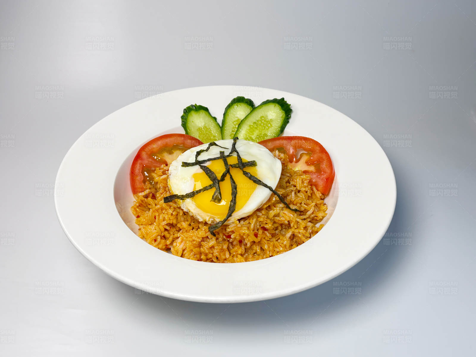 美味炒饭配荷包蛋图片