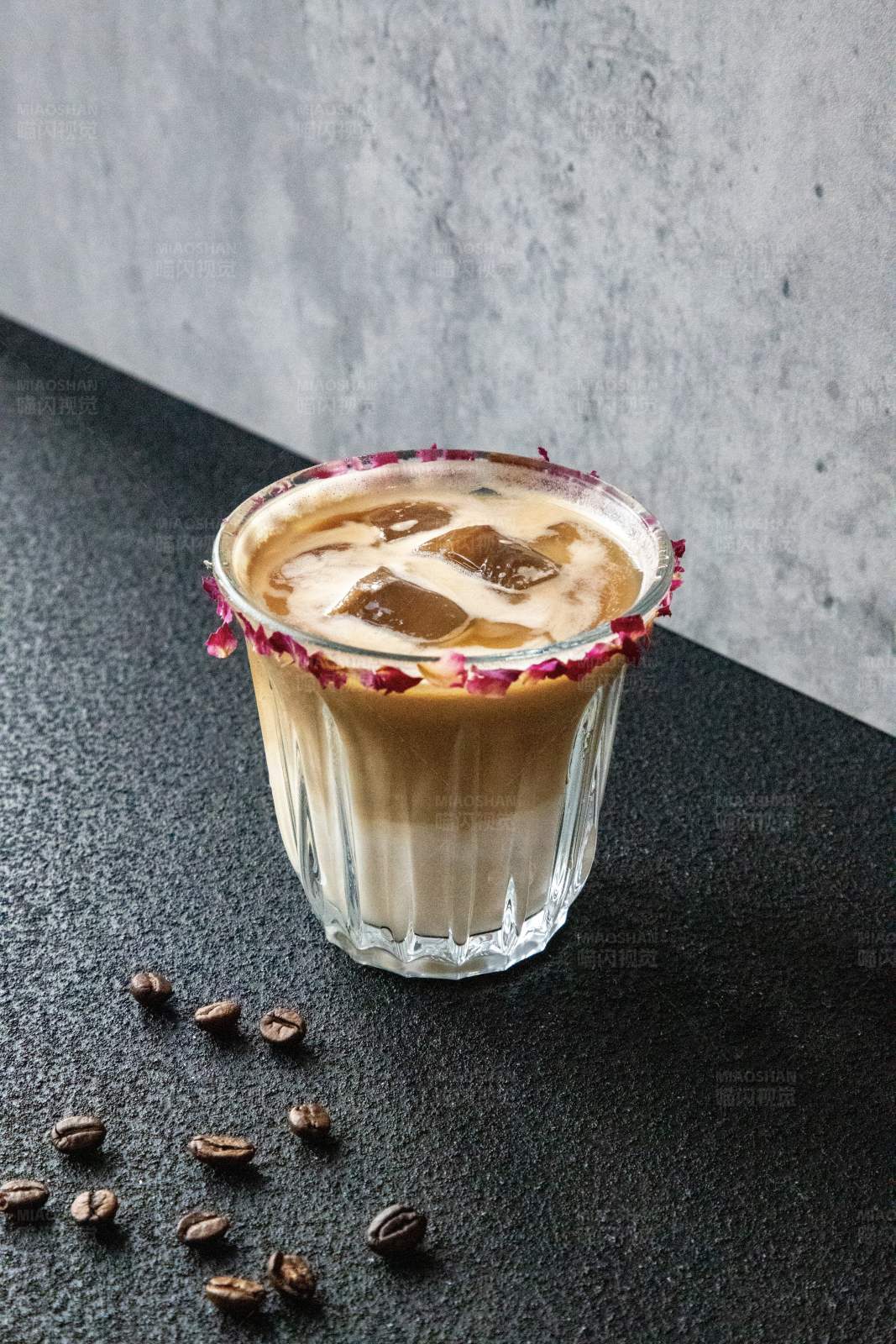 冰咖啡与玫瑰花瓣图片
