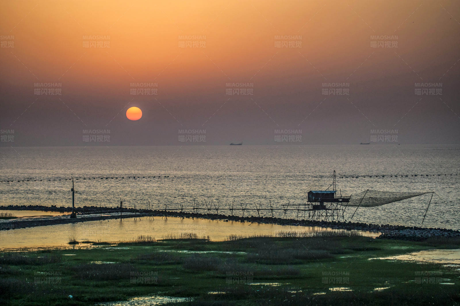 南汇嘴东海日出时宁静的海滩图片
