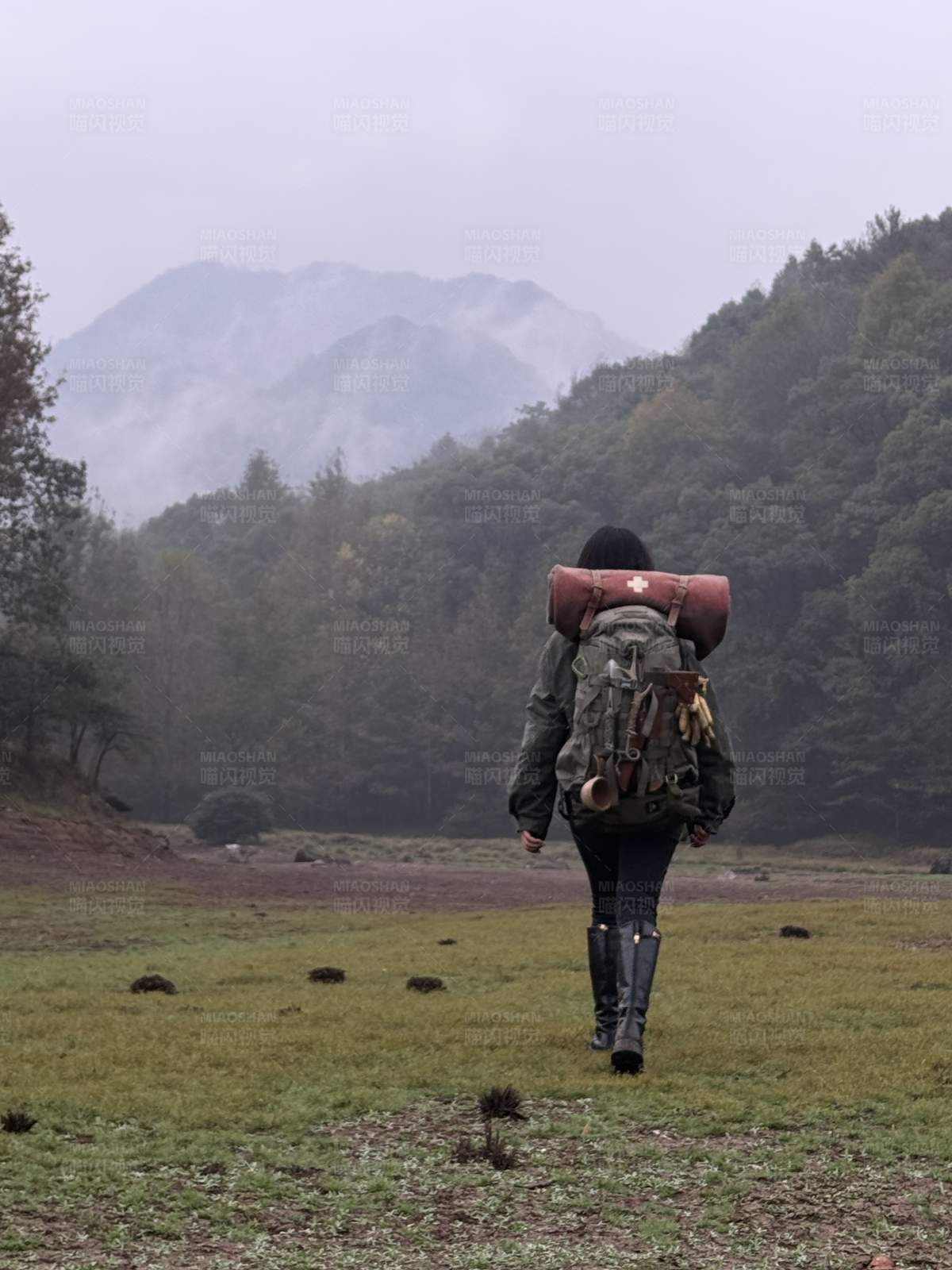独自徒步在山间草地图片