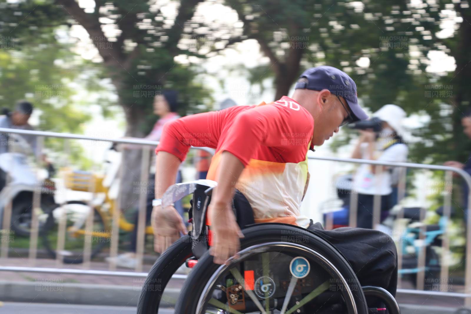 轮椅上的马拉松选手图片