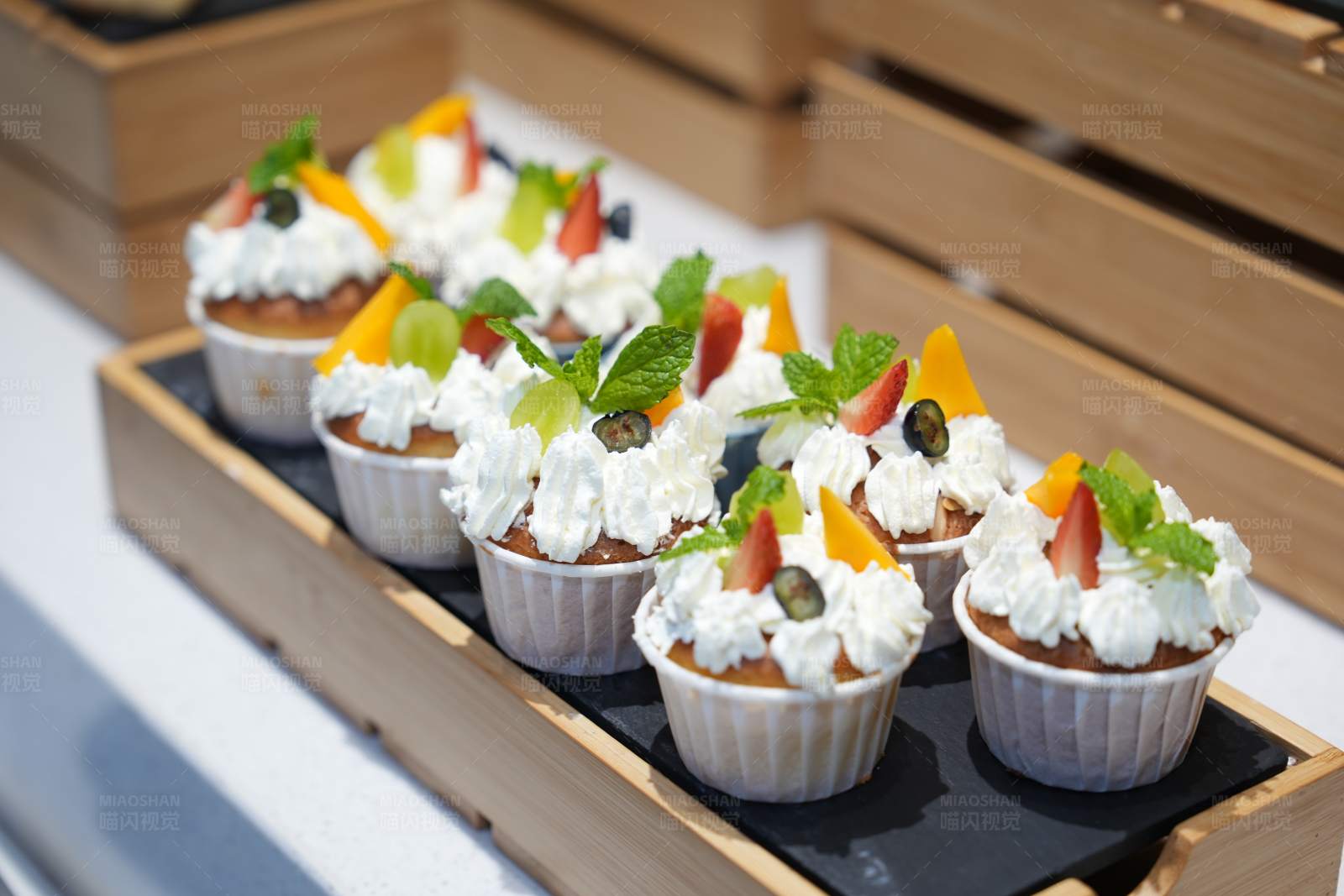 水果奶油纸杯蛋糕图片