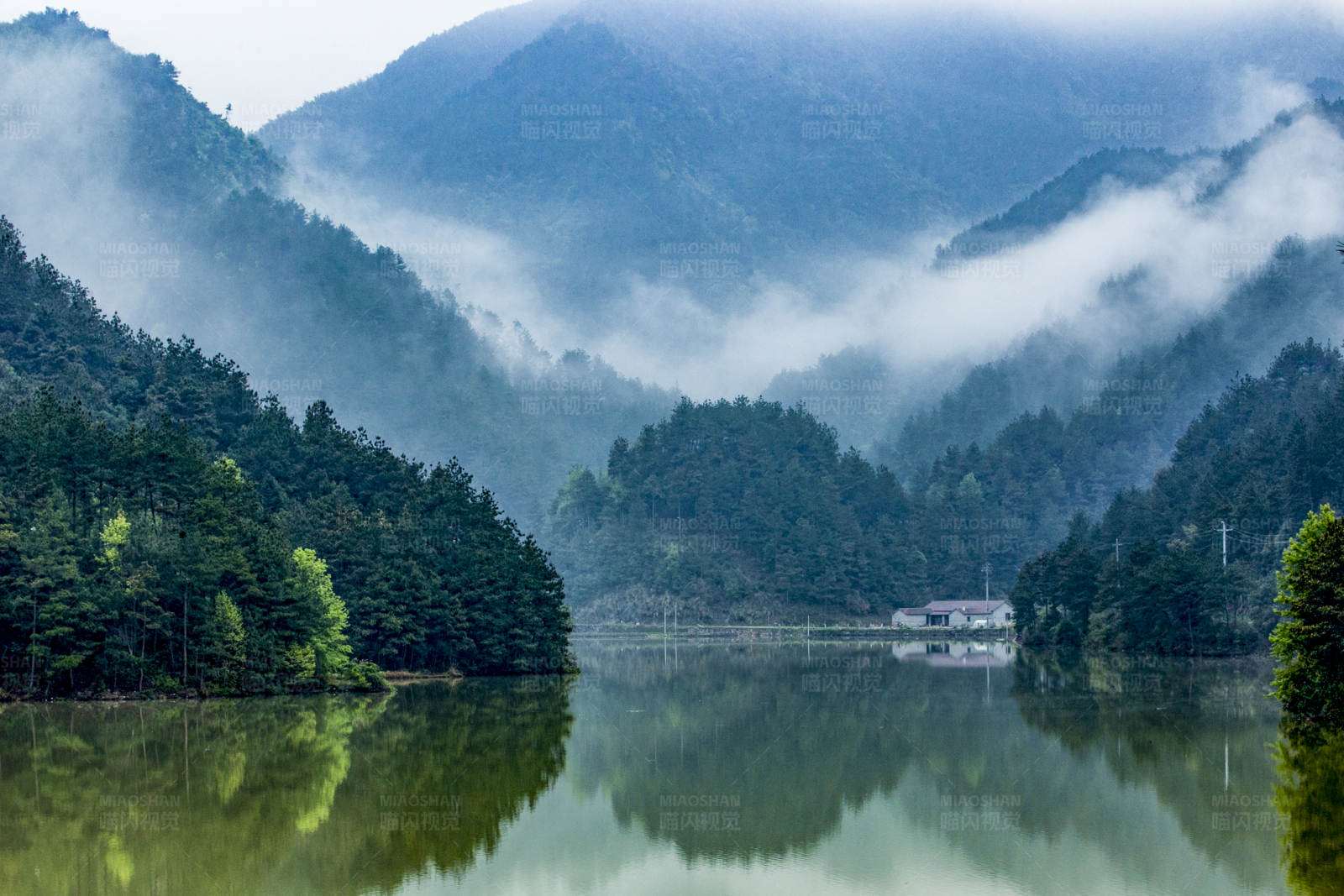 雾锁山间湖畔静谧图片