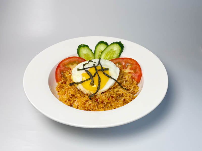 美味炒饭配荷包蛋图片