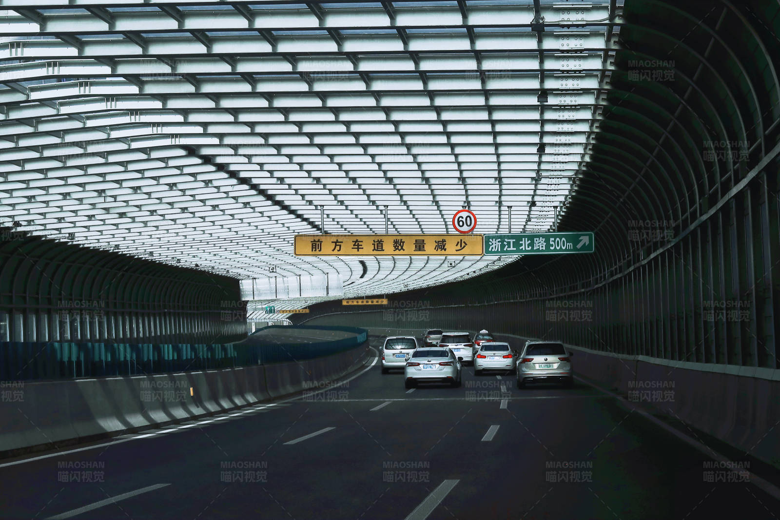 隧道内的交通流量图片