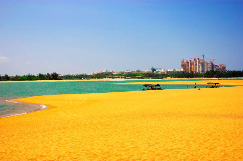 金色沙滩与城市天际线图片