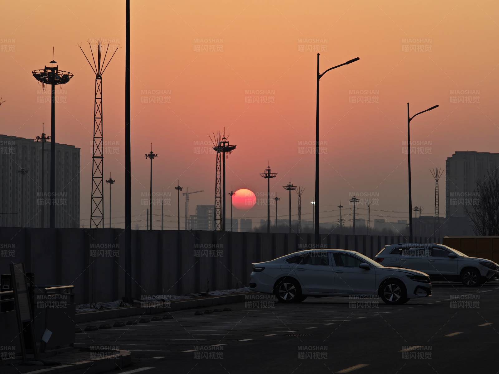 夕阳下的城市剪影图片