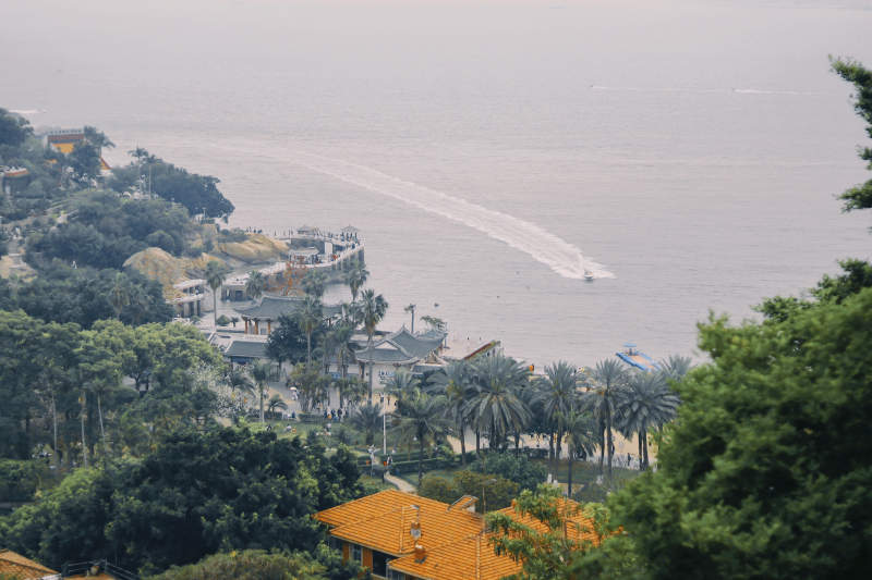 海岸线上的房屋与海景图片